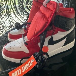 Wmns Air Jordan 1 Retro High OG 'Satin Red